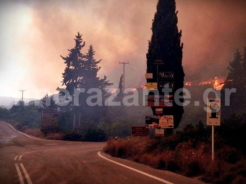 Καίγεται το υπέροχο πευκοδάσος στις Ορθονιές Ζακύνθου (εικόνες)